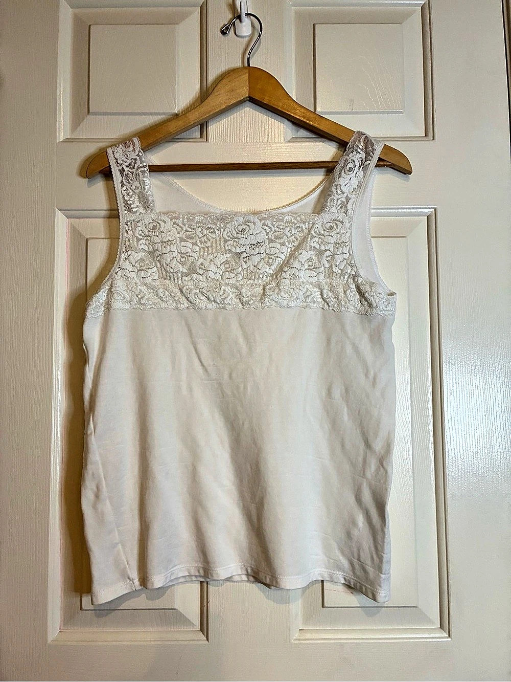 Cuddl Duds Sleeveless Lace Yoke Tank Top in White Large